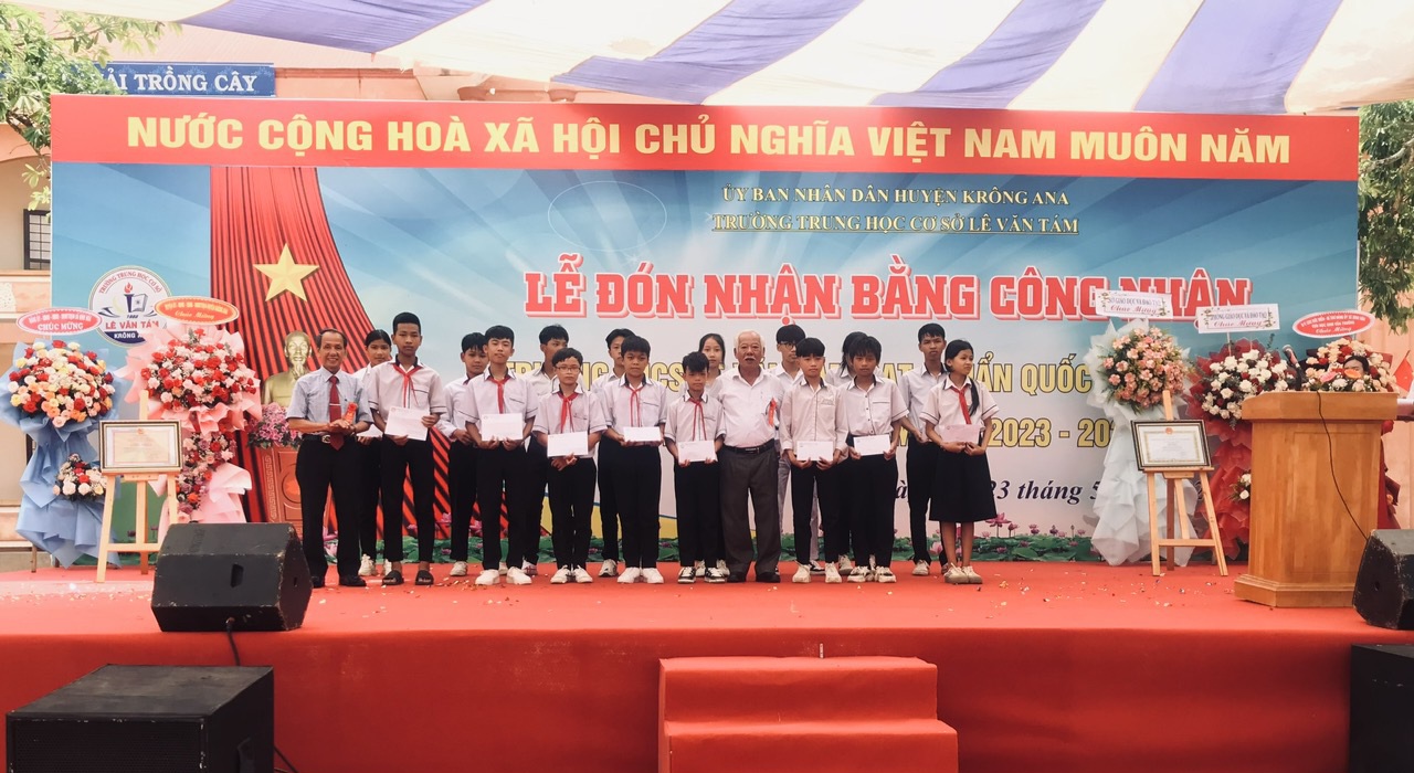 Hội Khuyến học huyện Krông Ana trao học bổng cho học sinh vượt khó học giỏi
